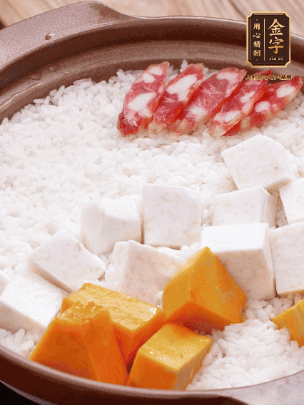 砂鍋涂油，放入泡好的大米。鋪上芋頭、南瓜，倒入開水剛好沒過，中火煮到水收干