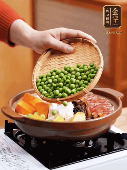 再鋪上臘腸、醬油肉、豌豆，小火煲6分鐘