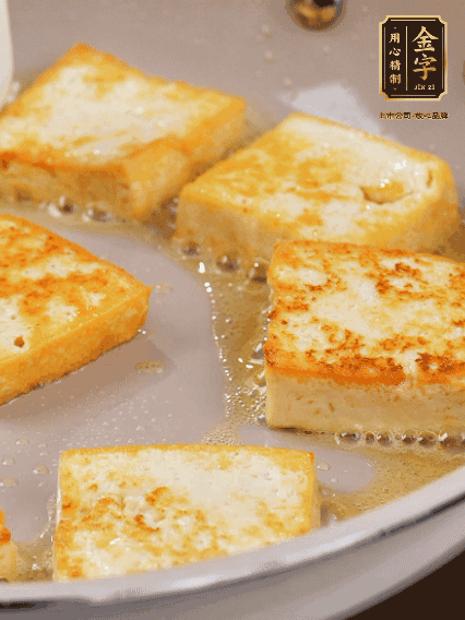 豆腐切片，兩面煎一下備用；春筍切段