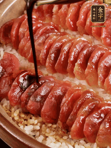 淋上醬汁攪拌均勻
調(diào)一個醬汁：生抽2匙、老抽半匙、蠔油半匙、白砂糖1/3匙、雞精1/3匙、香油5滴、水1匙