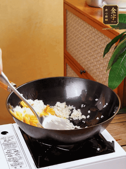 3個雞蛋攪成蛋液，下鍋煎至5成熟