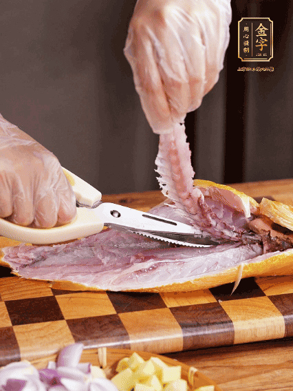 黃魚處理干凈，對半片開去骨，泡入蔥姜水、料酒、鹽調成的料汁中浸泡15分鐘，擦干水分