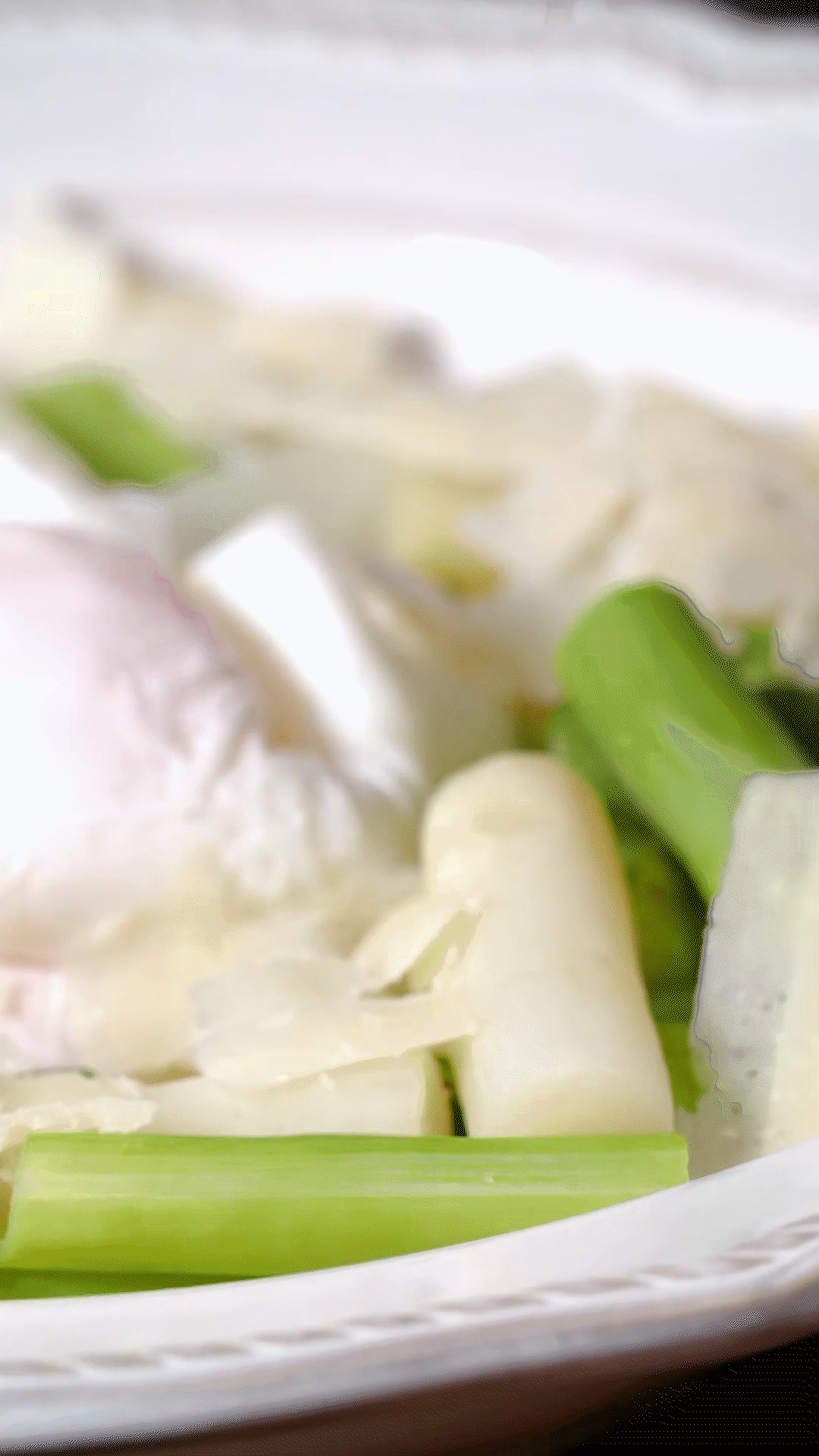 盤中放上蘆筍和雞蛋后，刨上適量干酪
