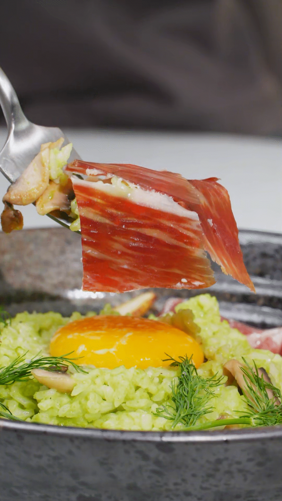 沿著碗邊依次放上：巴瑪火腿、玉米筍、蒔蘿