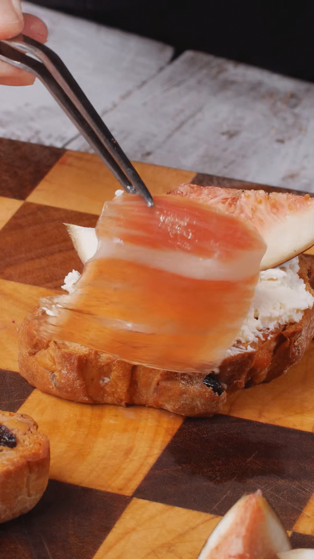 歐包抹上奶酪，放上無花果
