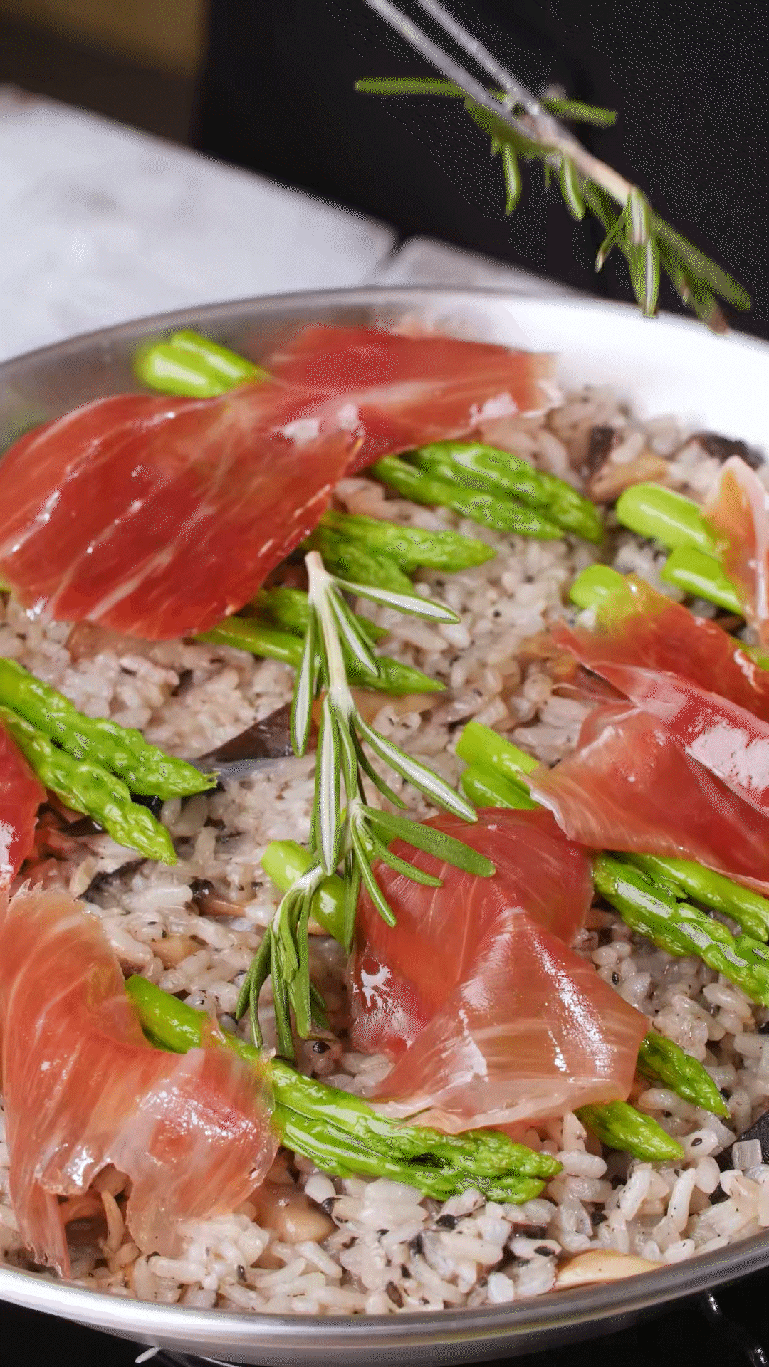 放上巴瑪火腿和蘆筍、點綴迷迭香、三色堇