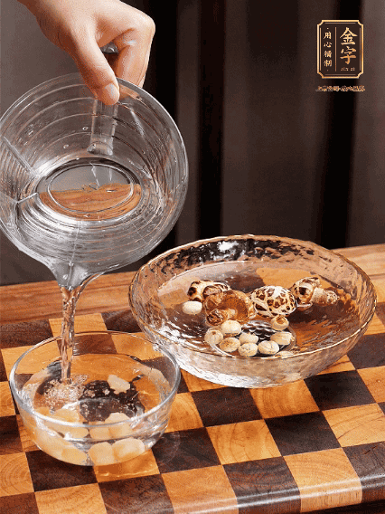 將雞肉、鮑魚、蝦仁焯水，冬菇、蓮子、干貝泡發