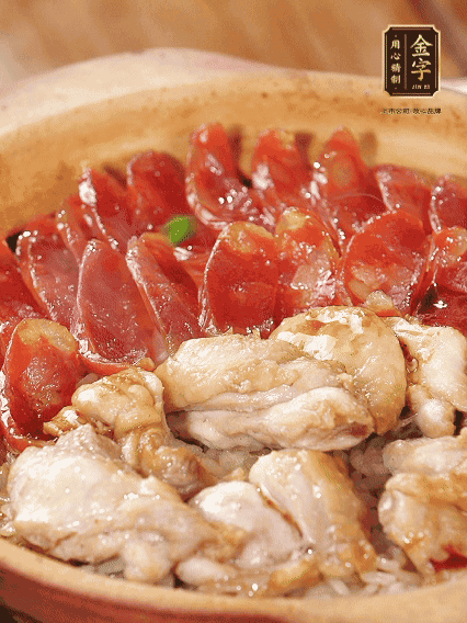 蓋蓋小火燜，沿鍋邊淋一圈油，轉動砂鍋燜4分鐘