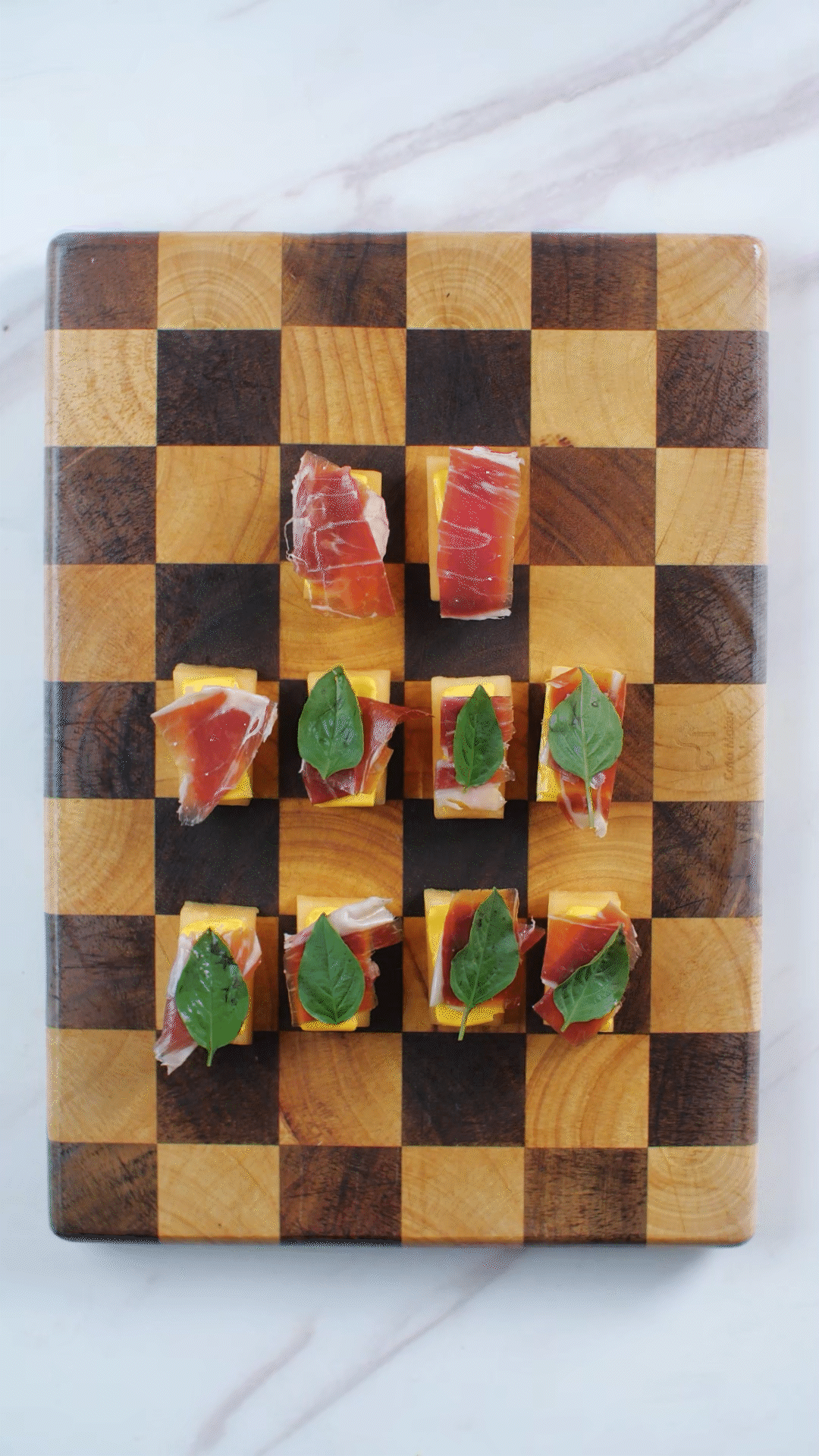 依次放上：奶酪、巴瑪火腿