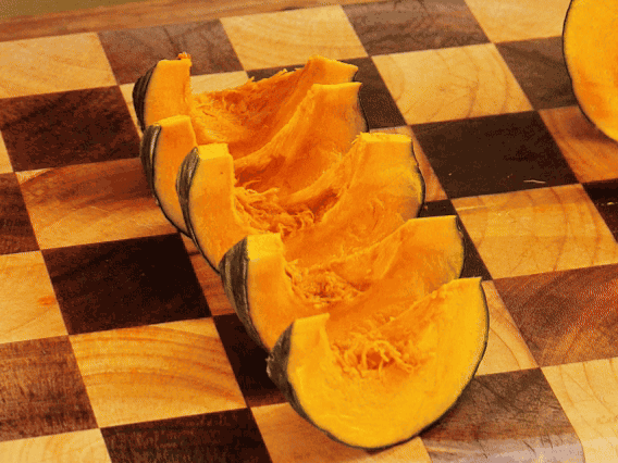 貝貝南瓜去瓤切小塊；干香菇熱水泡發，切條