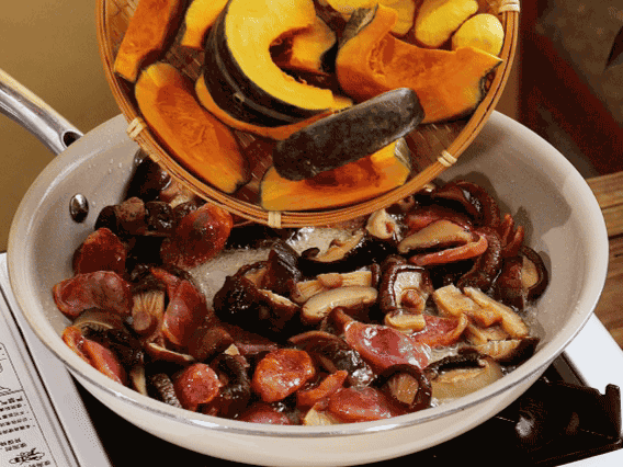 清洗好的大米放入電飯鍋，加裹滿醬汁的食材，再加剛好沒過食材的水，攪拌一下