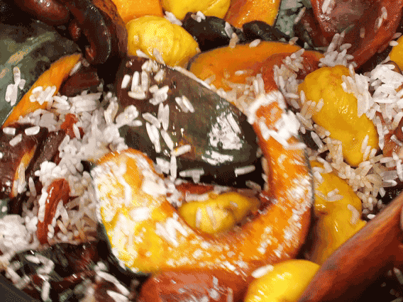 電飯煲正常煮飯模式煮飯。出鍋后撒點蔥花