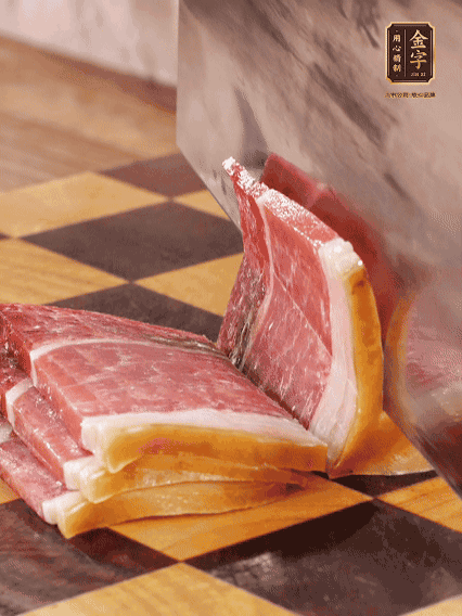 金字火腿切片，溫水浸泡5分鐘；肉皮泡發(fā)，切成小塊。