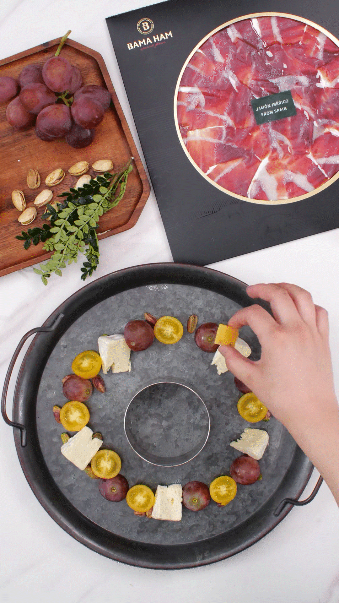 準備一個大盤子，中間放上模具（或是一個空碗）預留空位，沿著磨具把食材擺盤成花環裝