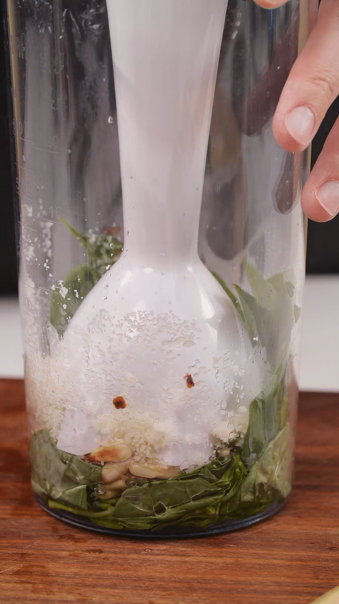 加入松子、現磨芝士碎、大蒜、鹽和檸檬汁、橄欖油，用手持料理機攪打細膩均勻
