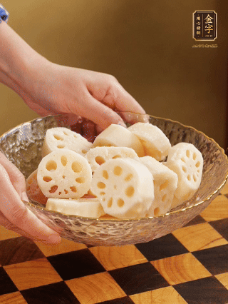 蓮藕洗凈削皮，切大塊，用鹽、糖腌制30分鐘。