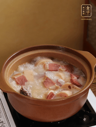 豬油潤鍋，豬骨、姜片煸出油脂香，再依次下開水、蓮藕、火腿，大火燒開