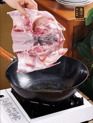 鍋里油燒熱（一半豬油、一半玉米油），放入魚頭，把魚頭煎至少兩面金黃