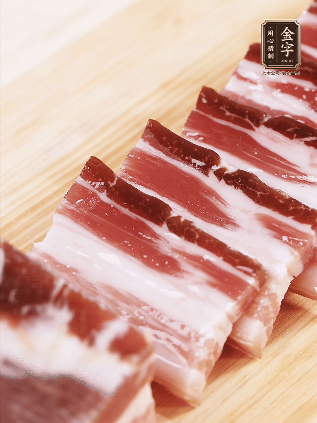 金字淡咸肉切厚片；金字淡咸肉、仔排加蔥姜、料酒焯水3分鐘，溫水洗凈。