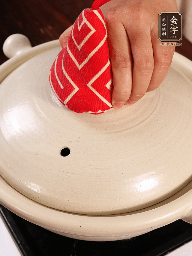 加開水燉煮，水沸后轉(zhuǎn)小火40分鐘。