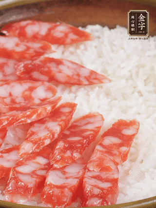 砂鍋加入半勺豬油、半勺花生油抹勻，倒入絲苗米，加水沒過大米一指高，蓋蓋大火煮至水分微干