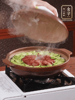 中小火燜5-6分鐘，轉動砂鍋保持受熱均勻，出鍋時淋上煲仔飯醬油