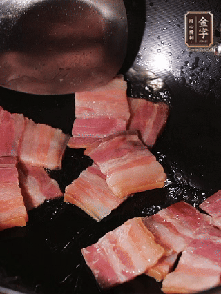 菜籽油熱時，下咸肉片煸炒出香味。再依次下蒜粒、茭白片、青椒碎翻炒
