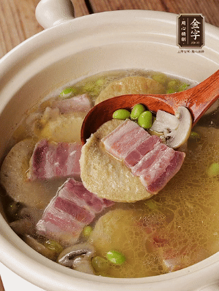 再下素雞燉煮10分鐘，少許蠔油、鹽、雞精、白胡椒粉調味
